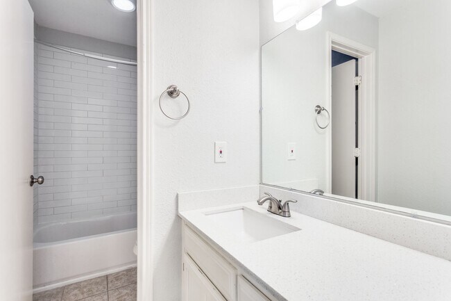 Building Photo - 2805 Meadow Park Dr