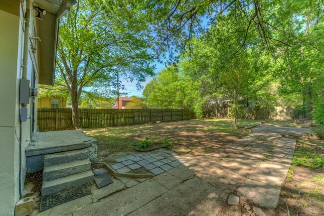 Building Photo - Updated 3 bed/1 bath - walk to Crosstown Concourse