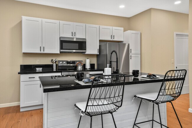 Building Photo - 1220 E Pacific St