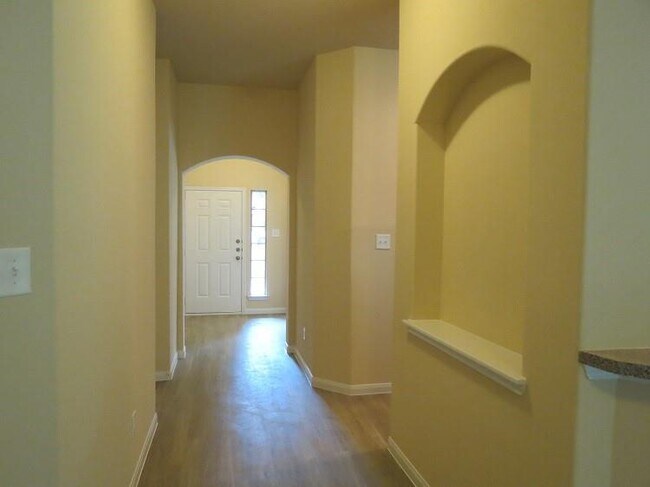Building Photo - 318 Lake View Dr