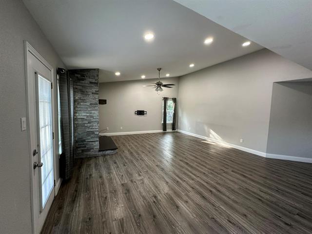 Building Photo - 927 S Riverside Dr