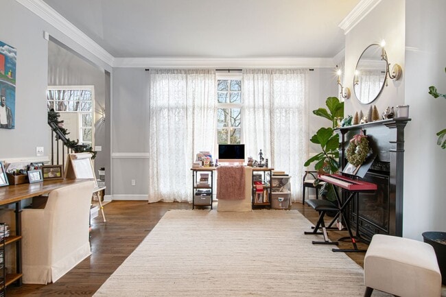 Building Photo - Rent Special! See Description! Spacious Ho...