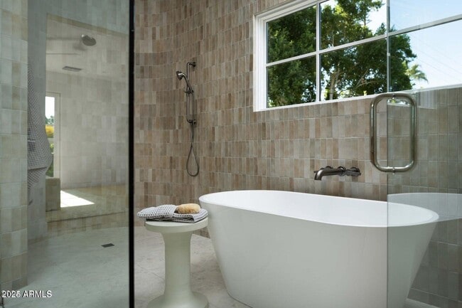 Building Photo - 6039 E Calle Camelia