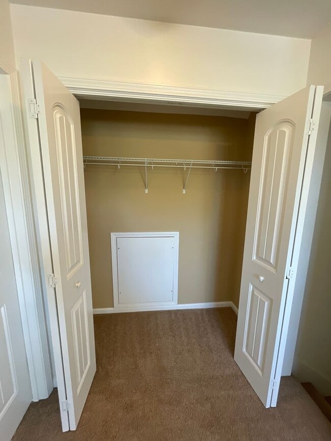 Building Photo - Well-Maintained 3 Bedroom, 2 Bath Home wit...