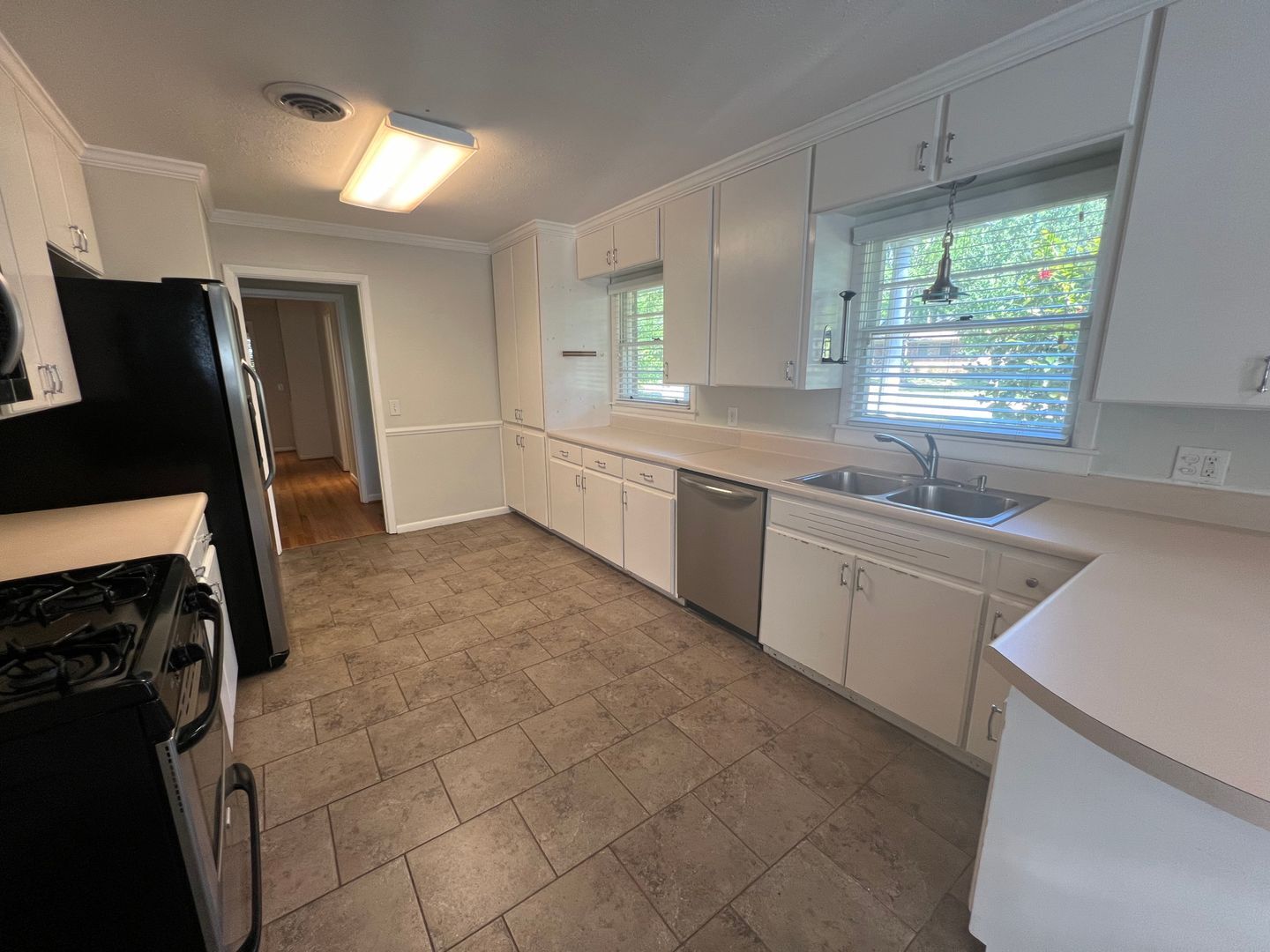 Building Photo - 726 E Magnolia Ave