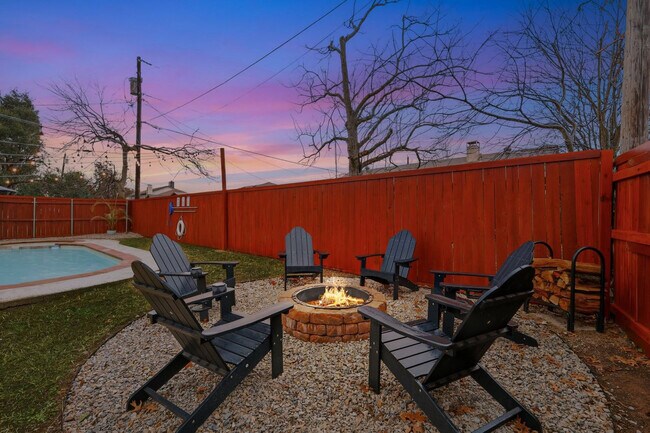 Building Photo - 2 St Charles Pl