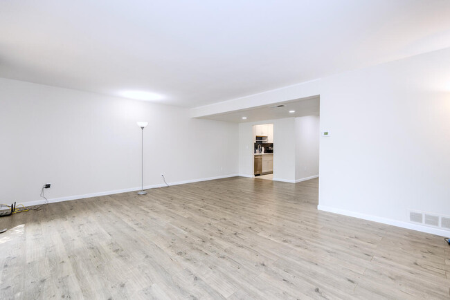Building Photo - 725 Peninsula Ct