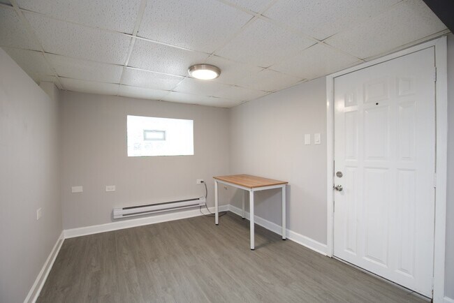 Building Photo - 3521 W Grace St