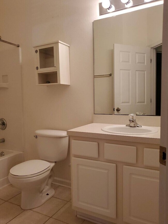 Building Photo - Lovely 2/2.5 in Bartram Park