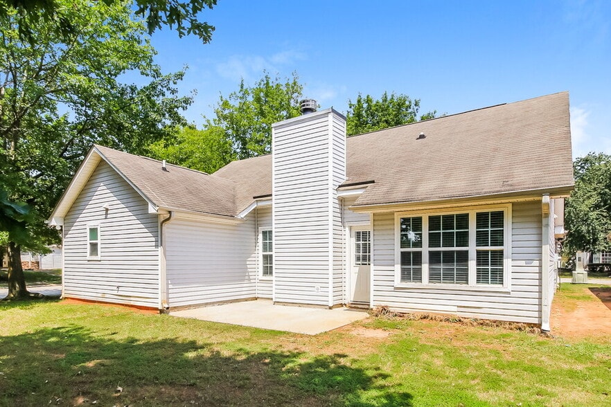 Building Photo - 1500 Logan Ln