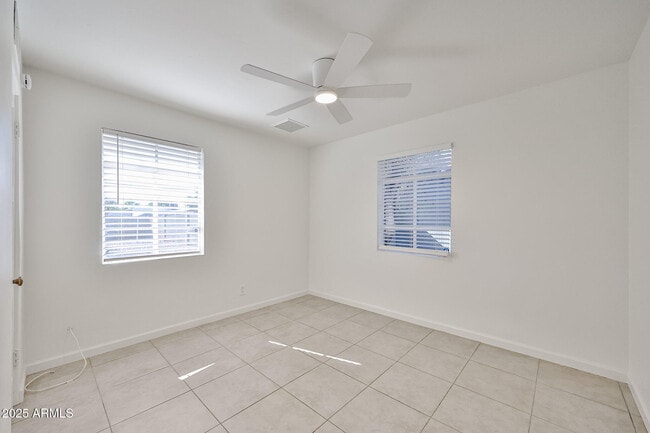 Building Photo - 2221 W Clarendon Ave