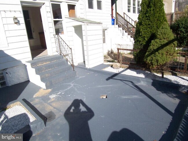 Building Photo - 133 Jamestown Ave.