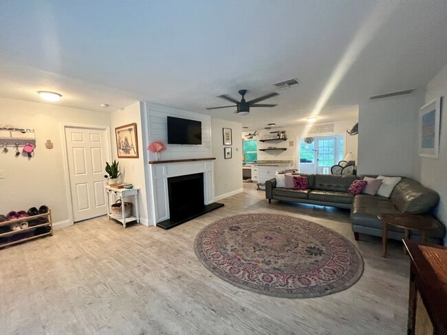 Building Photo - DUNEDIN FL LIVING 3/1 HOME