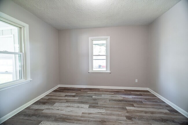 Building Photo - 1386 E 19th Ave