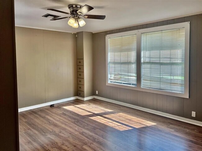 Building Photo - 108 W 15th St