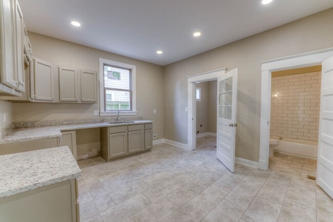 Building Photo - Crosstown home - rent reduced plus 1/2 off...