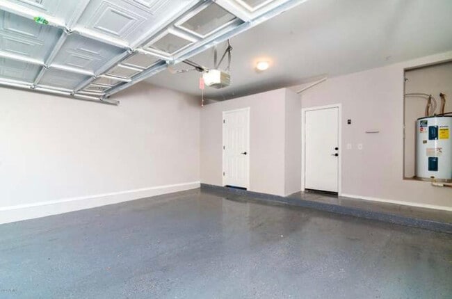 Building Photo - 2726 S Equestrian Dr