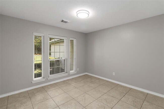 Building Photo - 910 McDaniel Dr