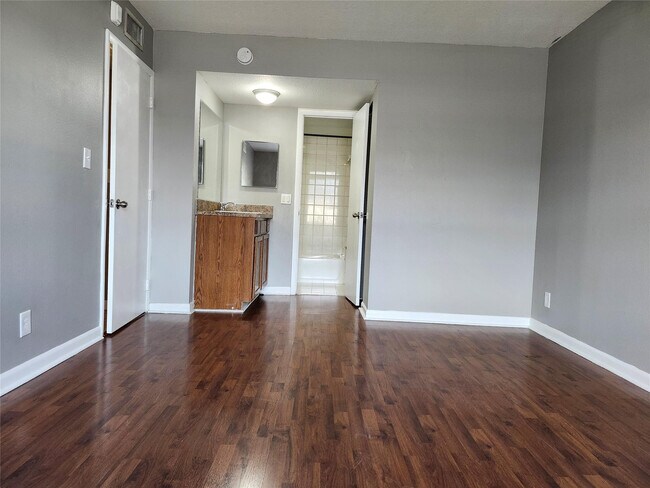 Building Photo - 475 St