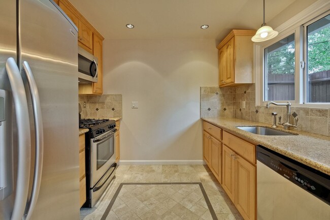 Building Photo - Wonderful 2 Beds, 2 Bath Home in Barron Park w/ Huge Private Yard