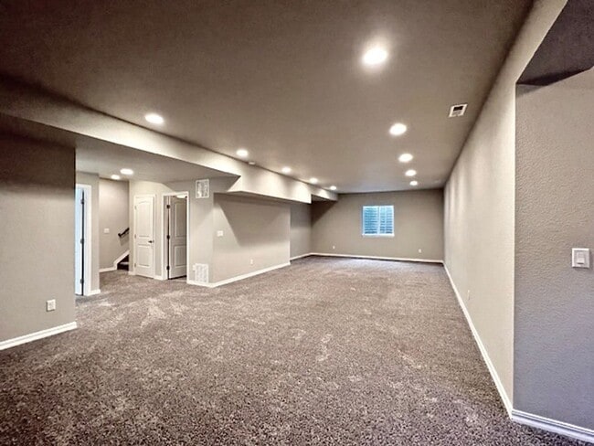 Building Photo - 5 Bedroom Home Close to Downtown Monument!!