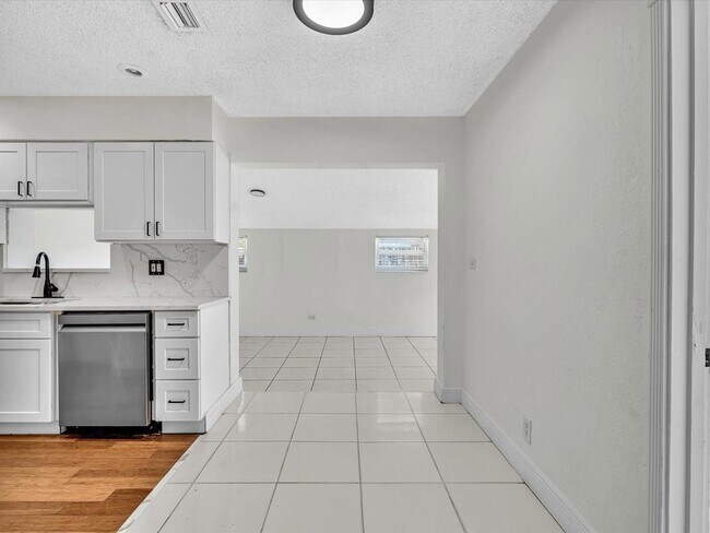 Building Photo - 6661 Meade St