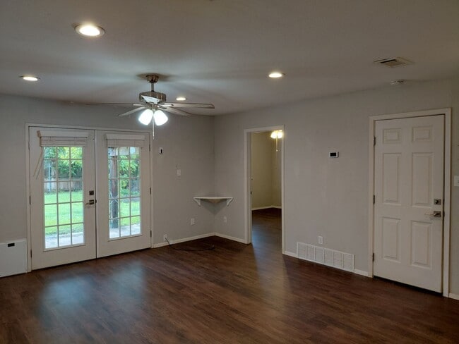 Building Photo - Adorable 3/2 with Garage Parking + Large backyard and gazebo!!