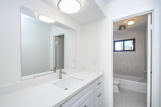 Building Photo - 2515 Valleyfield Dr