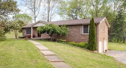 Building Photo - 2560 Memorial Dr