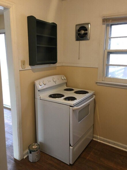 Primary Photo - 950 N Old Manor Rd