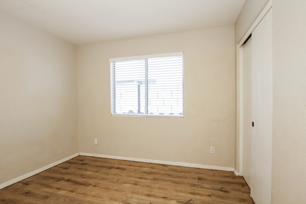 Building Photo - 8667 W Palm Ln