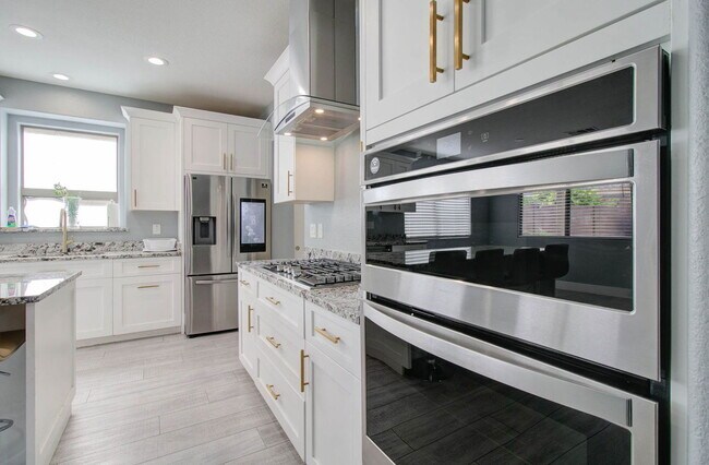 Building Photo - 8317 S 45th Ln