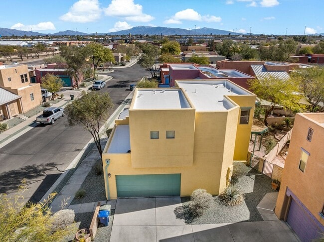 Building Photo - Paseo Estrella Gem at the base of Tucson icon A mountain! Minutes away from DownTown Tucson!