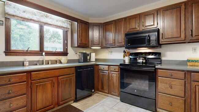Building Photo - 3 bed, 2 bath house with solar panels! No ...