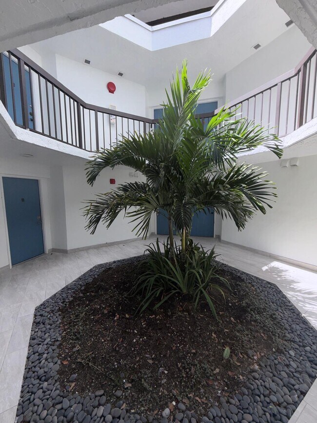 Building Photo - 9405 Fontainebleau Blvd