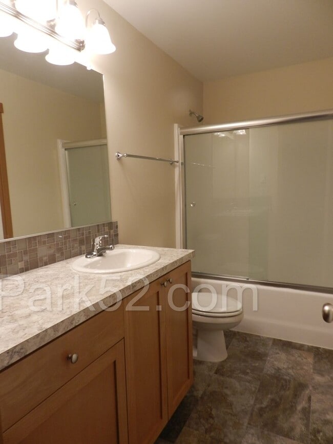 Building Photo - 3 bedroom 1.5 bathroom duplex in Fife!