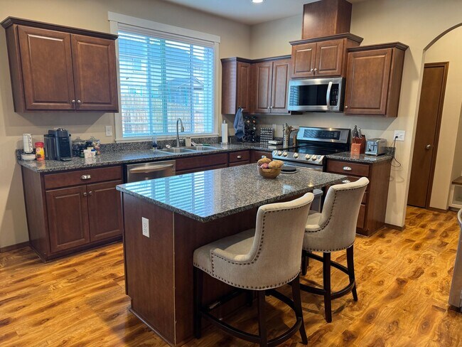 Building Photo - Spacious Vista View Home for Lease