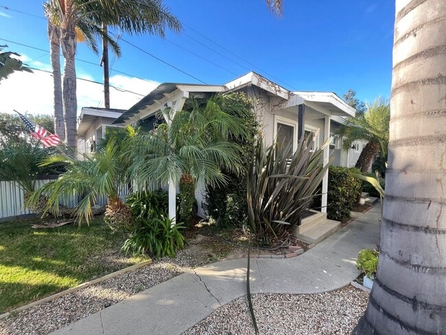 Building Photo - Quaint Midtown Ventura Duplex w/Many Upgra...