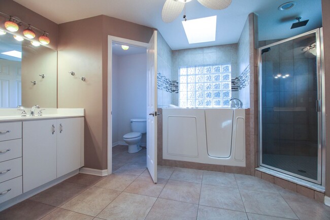 Building Photo - 6065 Spruce Point Cir