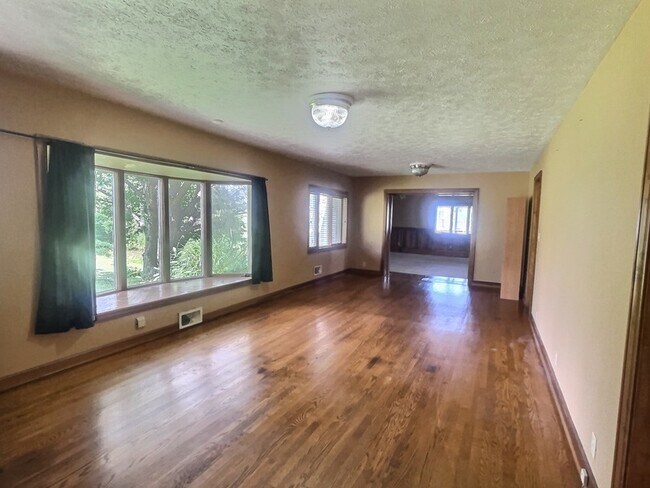 Building Photo - 25 Botley Ln