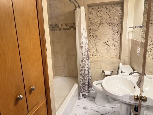 Building Photo - Beautiful 2 BR house in Bloomington. 1.5 bathroom