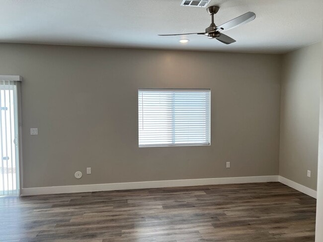 Building Photo - Looks Almost Brand New Townhome!