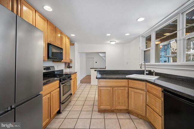 Building Photo - 447 Dupont St