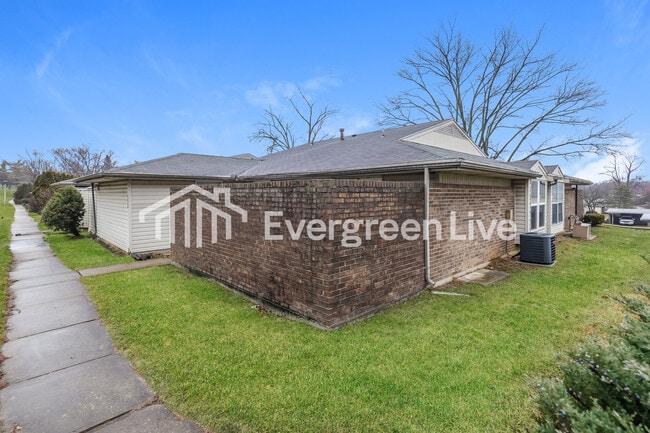 Building Photo - 5636 Troy Villa Blvd