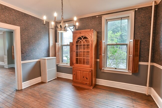 Building Photo - Charming 3 Bedroom on Verbeke St