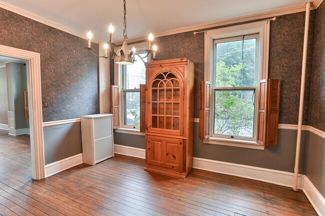 Building Photo - Charming 3 Bedroom on Verbeke St w Off Street Parking!!