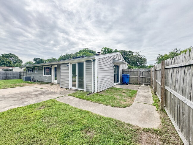 Building Photo - Charming Ranch in Highly Sought-After Grea...