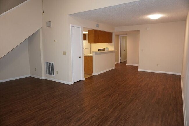 Building Photo - 2 bedroom townhome near NAS