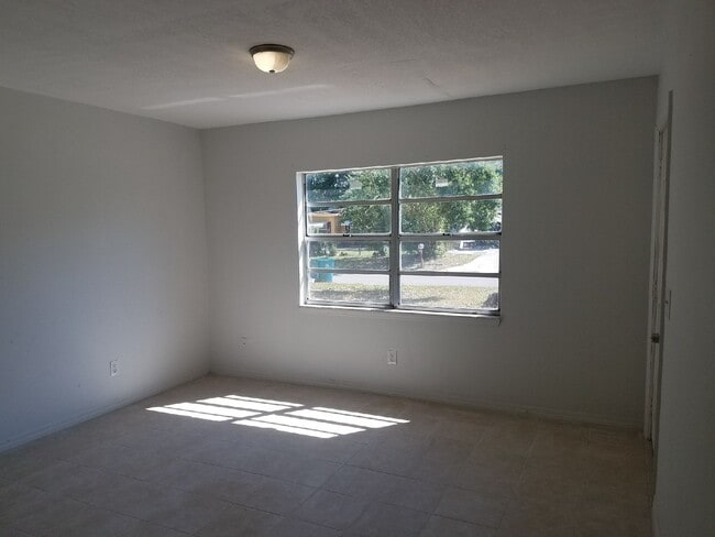 Building Photo - 1222 Dewey Ave