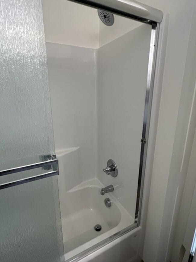 Building Photo - 2 STORY DUPLEX IN THE HEART OF PHOENIX OREGON